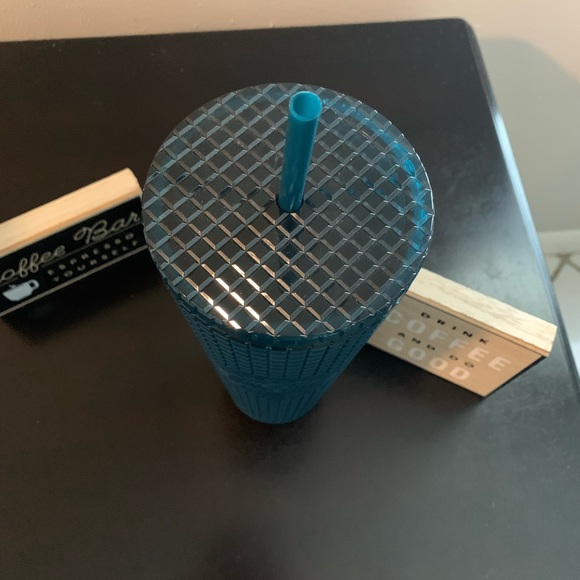 NWT Starbucks Winter 2023 Navy Blue Soft Touch Grid Tumbler 24 oz - Picture 4 of 9